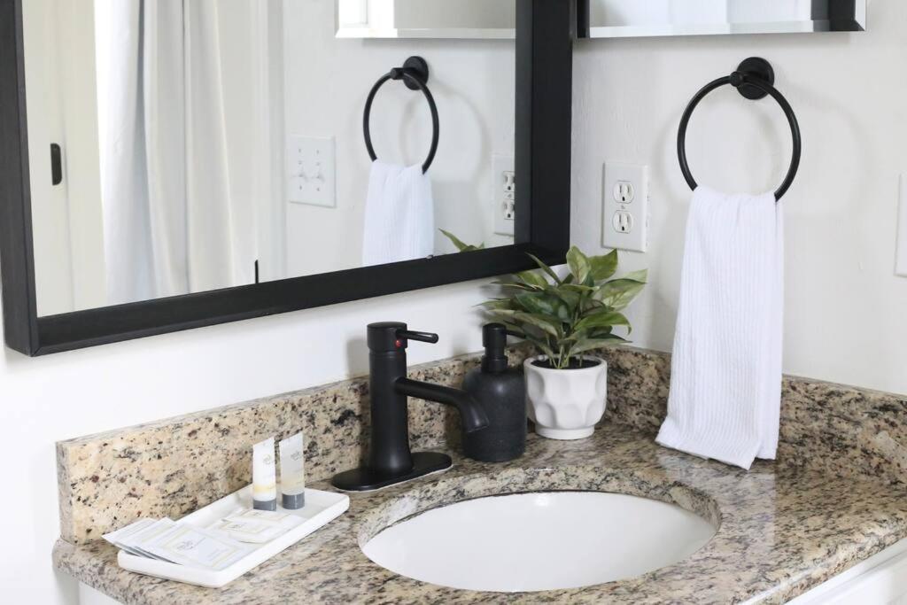 Sanctuary Gainesville Bright 2 Bedroom King Condo Luaran gambar